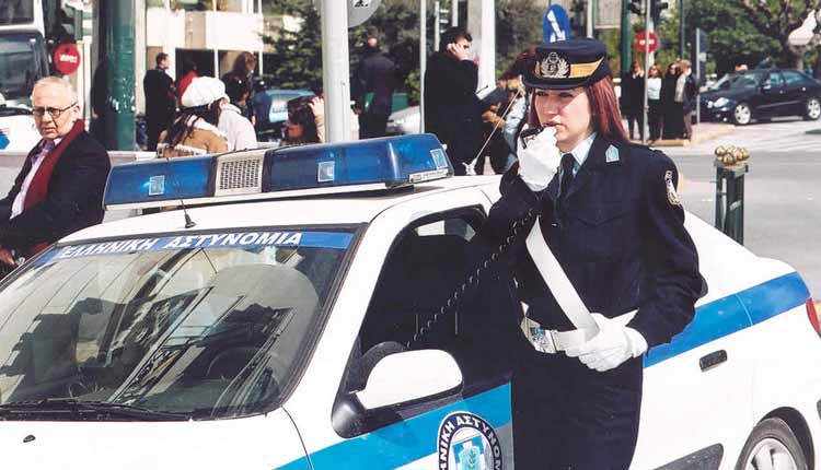 Hermosa mujer policía griega
