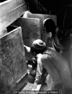 Penggalian oleh Carter (sedang berjongkok) saat masuk ke Makam Tutankhamun