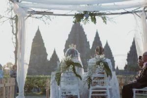 Menikah di depan pemandangan Candi Prambanan 