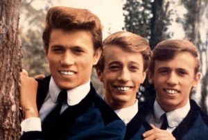 Bee Gees di masa muda, Maurice Gibb (kiri) dan si kembar Robin dan Maurice Gibb 