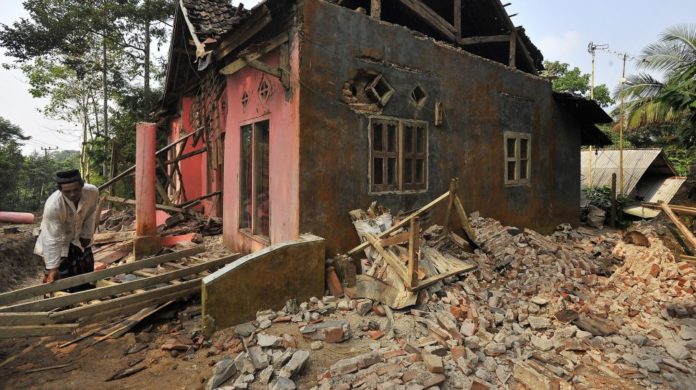 Ilustrasi rumah rusak akibat gempa