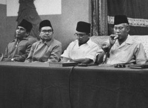 Syafruddin Prawiranegara bersama para pemimpin PRRI 