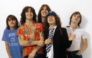 AC/DC bersama vokalis Bon Scott (kedua dari kiri)