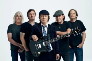 AC/DC bersama vokalis Brian Johnson (gunakan Topi)