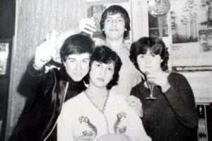 Roman Abramovich (paling kiri) bersama teman-temannya saat berusia 20 Tahun di Moskow