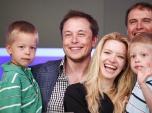 Elon Musk, istrinya dan kedua anak kembar mereka, Xavier (kiri) dan Griffin (kanan)