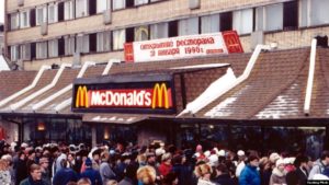 Pembukaan pertama kali McDonald's di Moskow Rusia. Ratusan warga Moskow antre untuk mencicipi burger dari AS