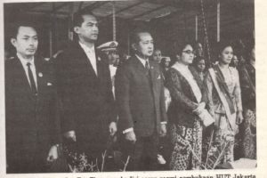 Haji Mangan (kiri) bersama Gubernur DKI Ali Sadikin, Presiden Soeharto dan Ibu Tien