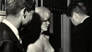 Marilyn Monroe bersama John Kennedy dan Robert Kennedy (Netflix)