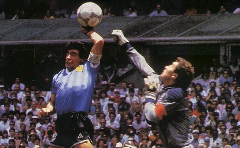 Bola Gol ‘Tangan Tuhan’ Maradona Dilelang, Diprediksi Laku Rp52 Miliar