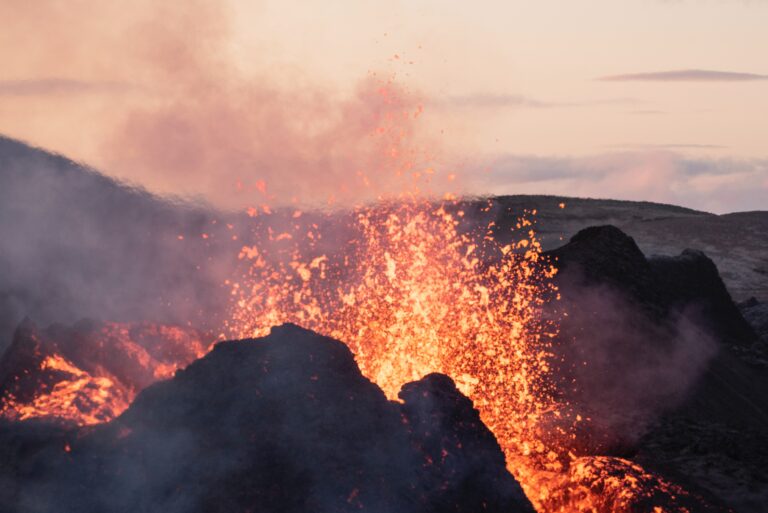 Waspada! Gunung Anak Krakatau Alami Empat Kali Erupsi